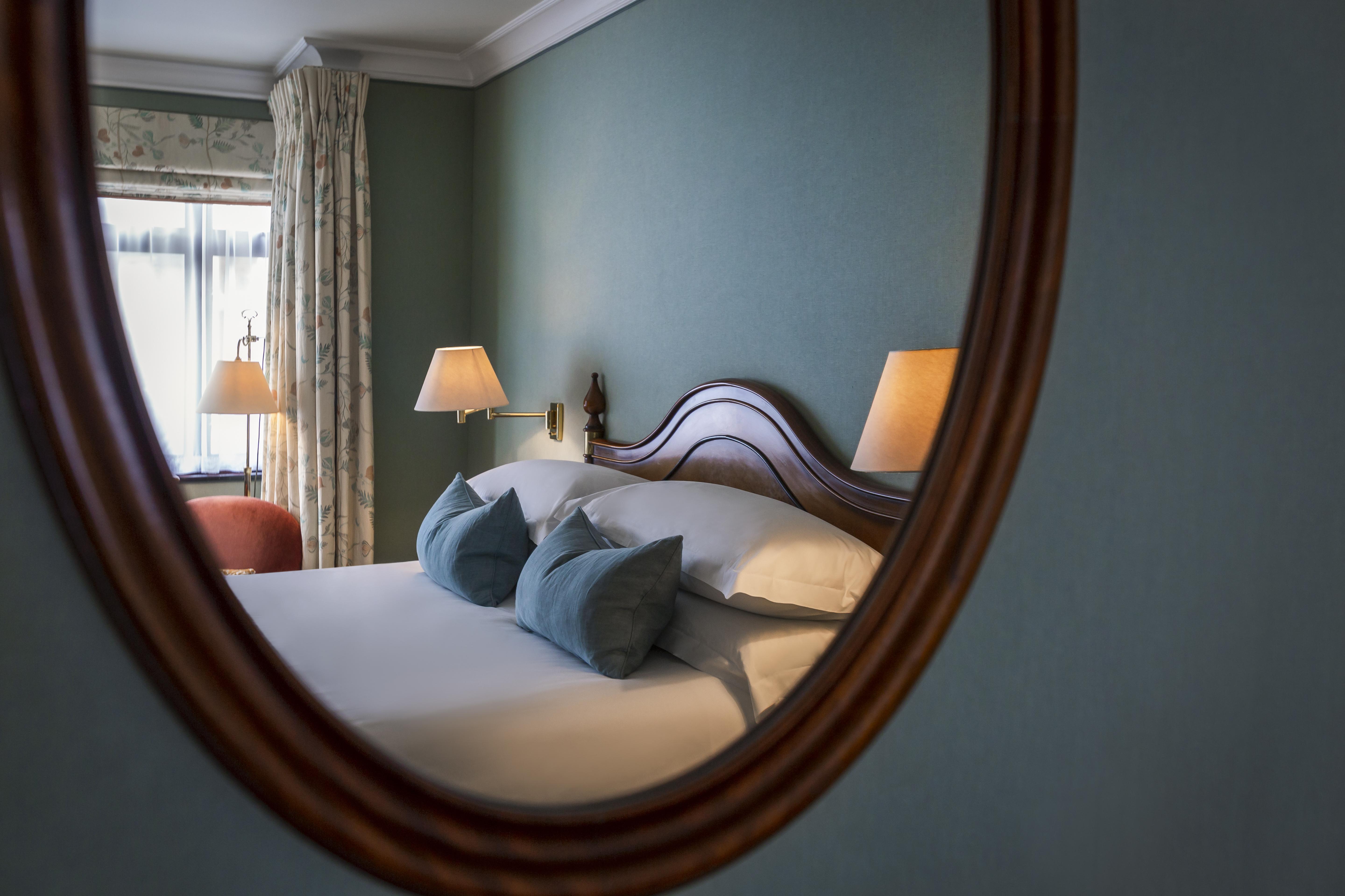 The Capital Hotel, Apartments & Townhouse Лондон Екстер'єр фото A bedroom at the hotel