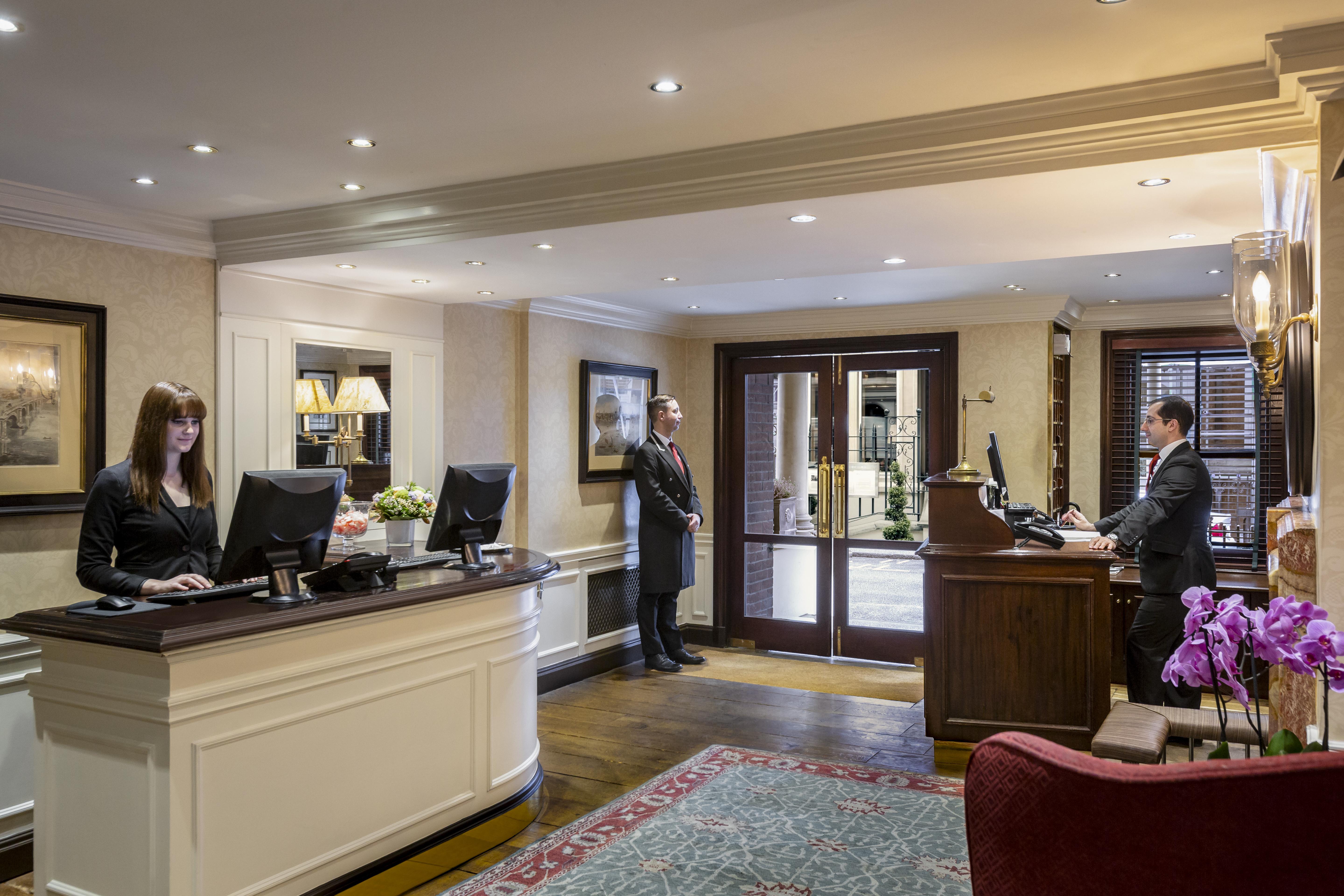 The Capital Hotel, Apartments & Townhouse Лондон Екстер'єр фото The hotel's reception