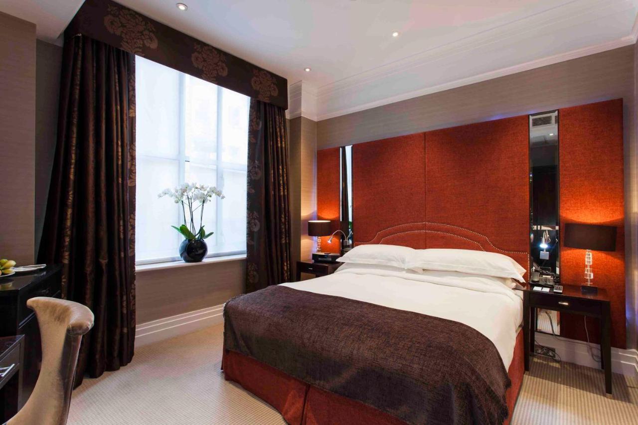 The Capital Hotel, Apartments & Townhouse Лондон Екстер'єр фото A bedroom at the hotel