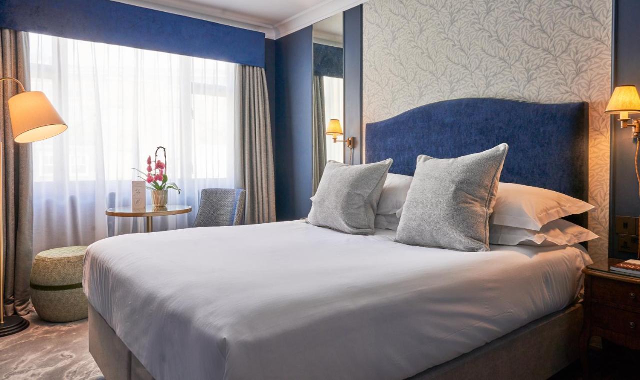 The Capital Hotel, Apartments & Townhouse Лондон Екстер'єр фото A bedroom at the hotel