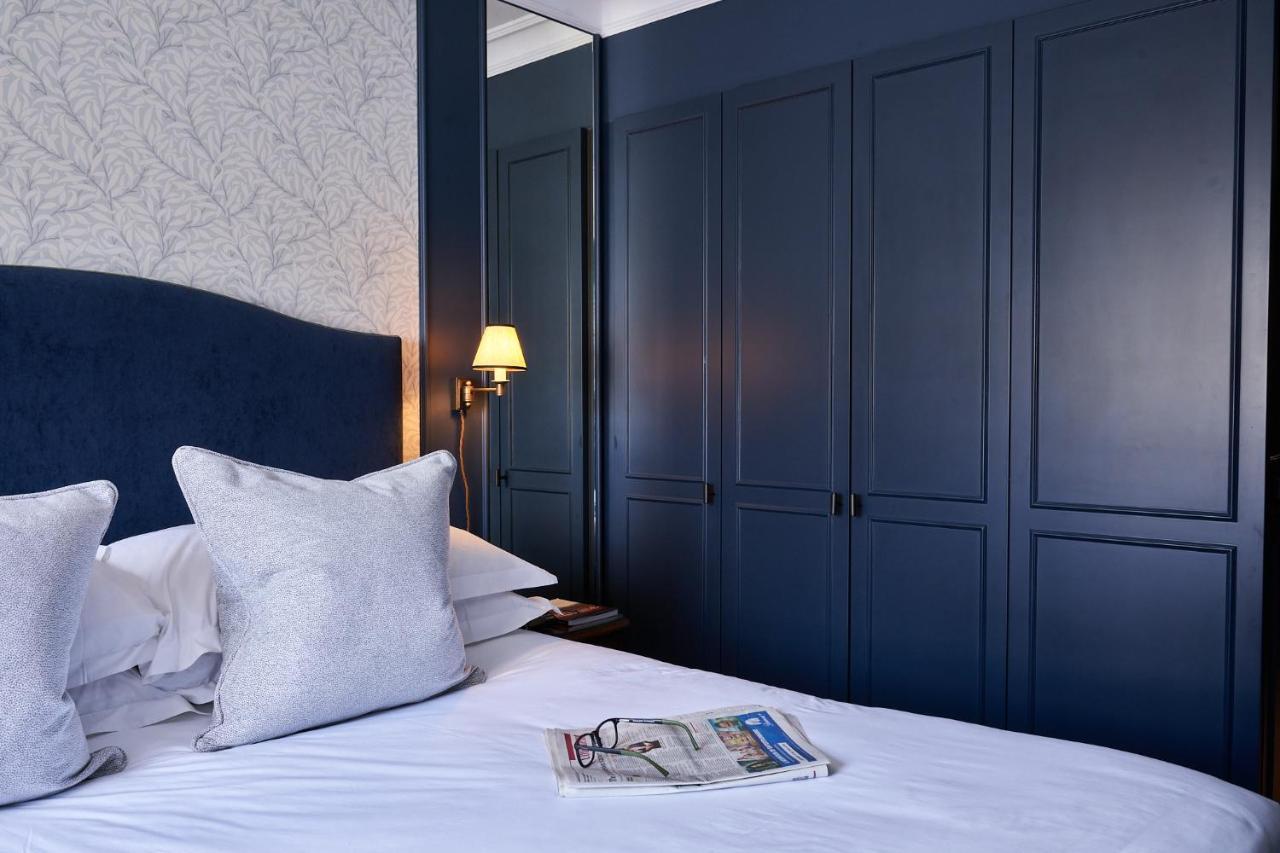 The Capital Hotel, Apartments & Townhouse Лондон Екстер'єр фото A bedroom at the hotel