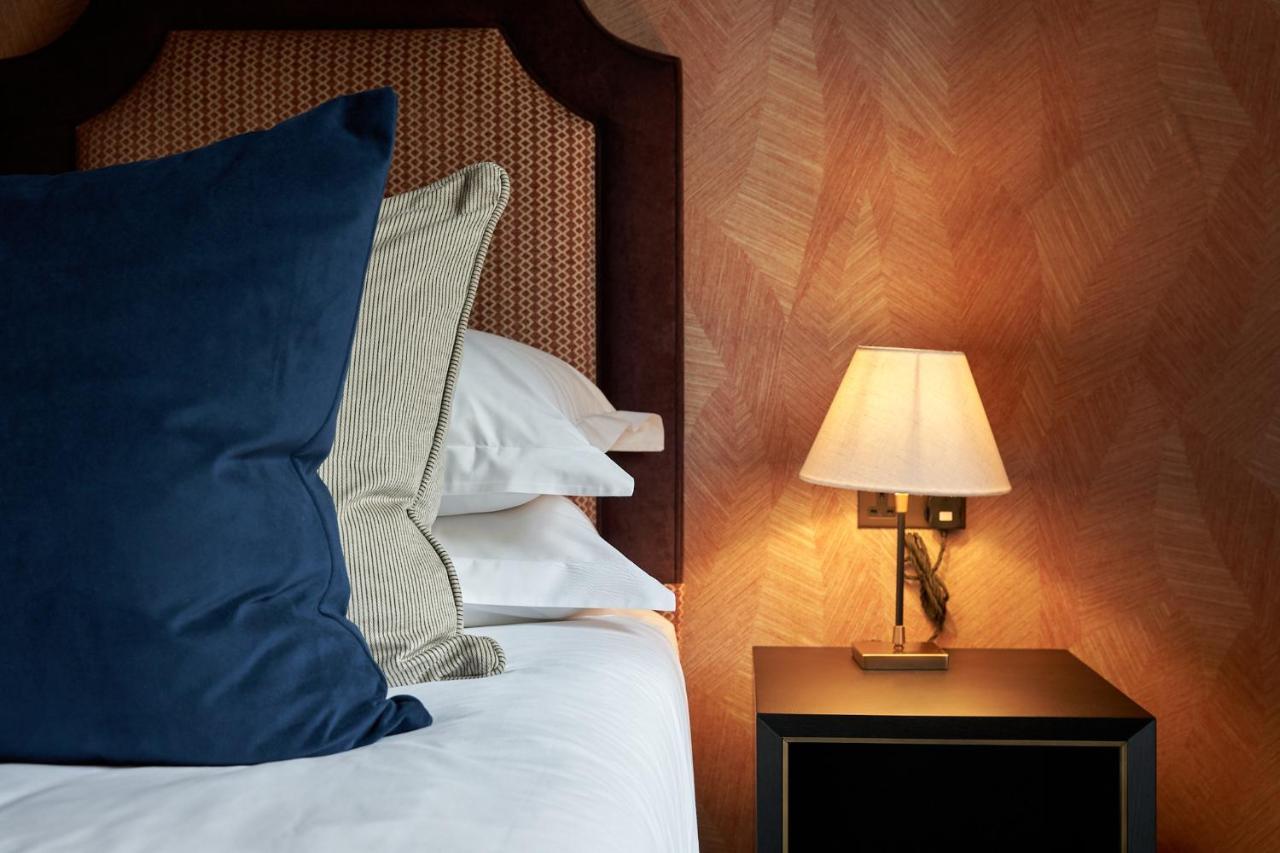 The Capital Hotel, Apartments & Townhouse Лондон Екстер'єр фото A lamp on a bedside table
