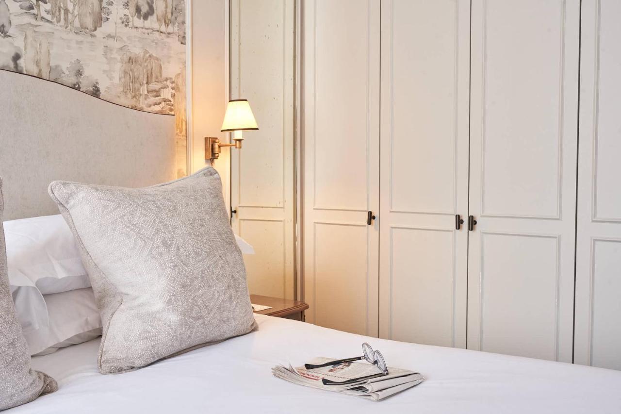 The Capital Hotel, Apartments & Townhouse Лондон Екстер'єр фото A bedroom at the hotel