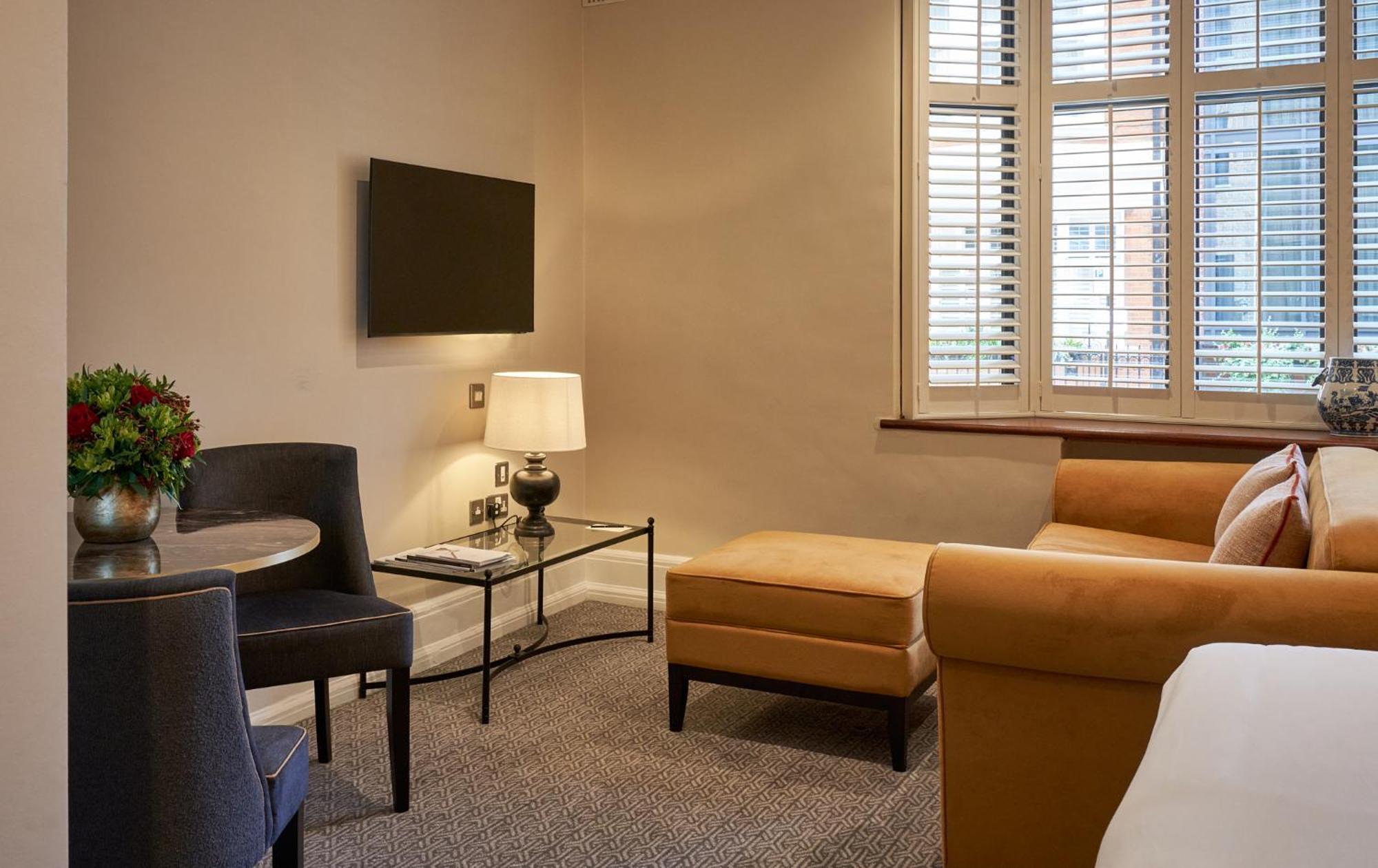The Capital Hotel, Apartments & Townhouse Лондон Екстер'єр фото A living room at the hotel