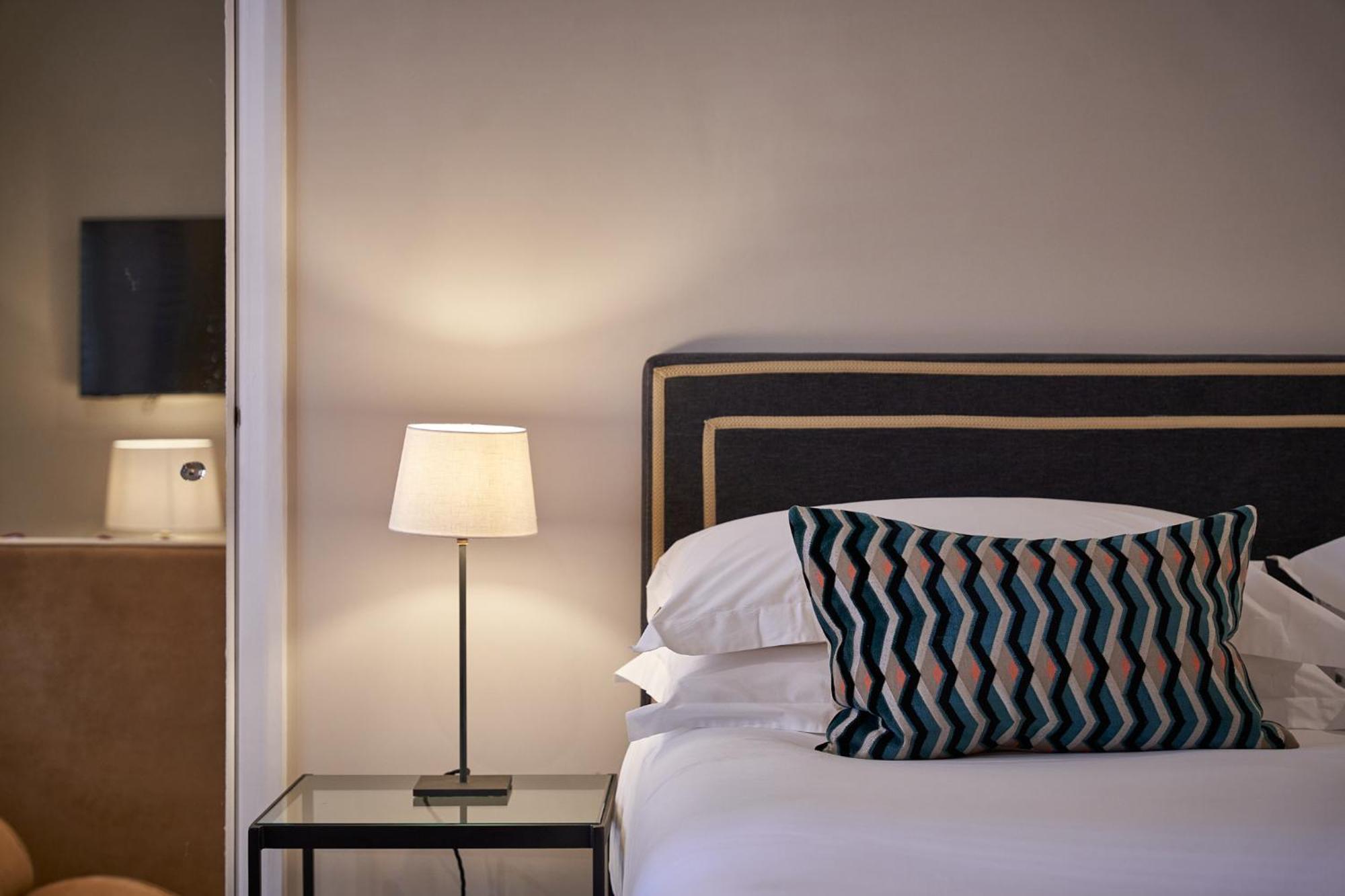 The Capital Hotel, Apartments & Townhouse Лондон Екстер'єр фото A bedroom at the hotel
