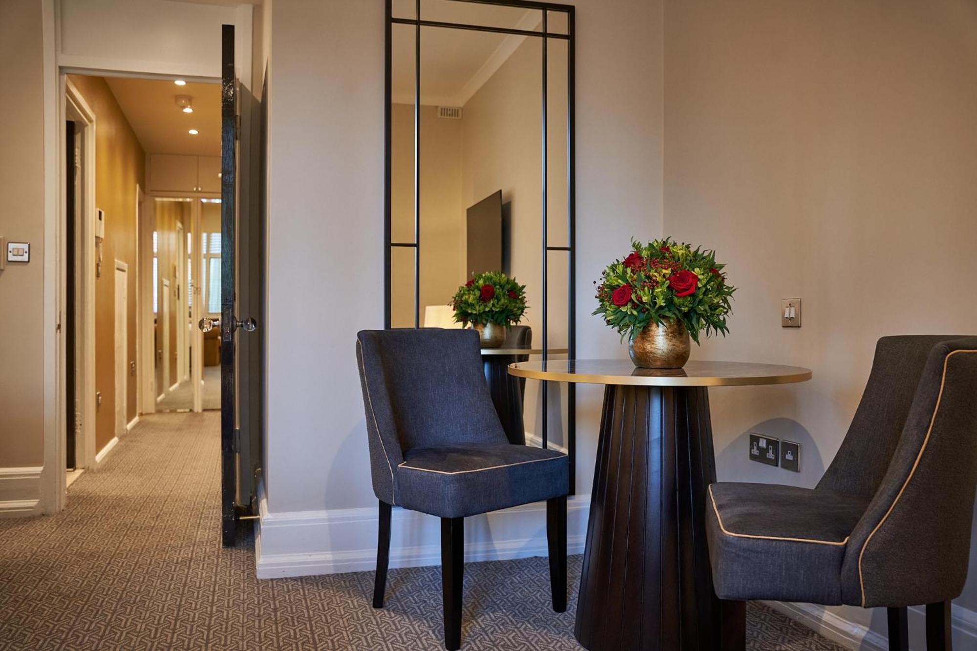 The Capital Hotel, Apartments & Townhouse Лондон Екстер'єр фото A room at the hotel