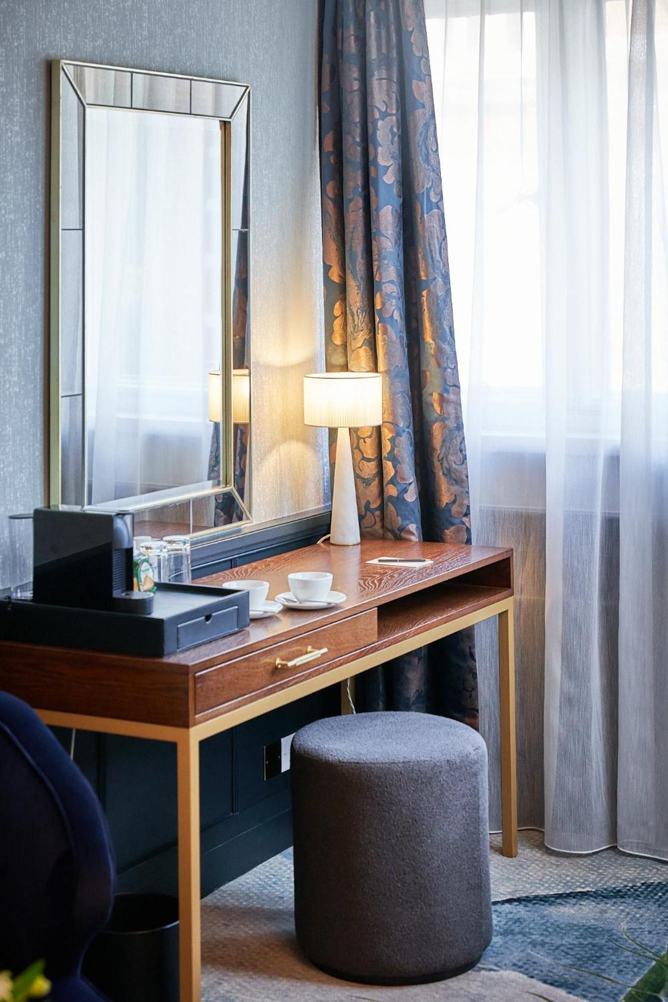 The Capital Hotel, Apartments & Townhouse Лондон Екстер'єр фото A dressing table
